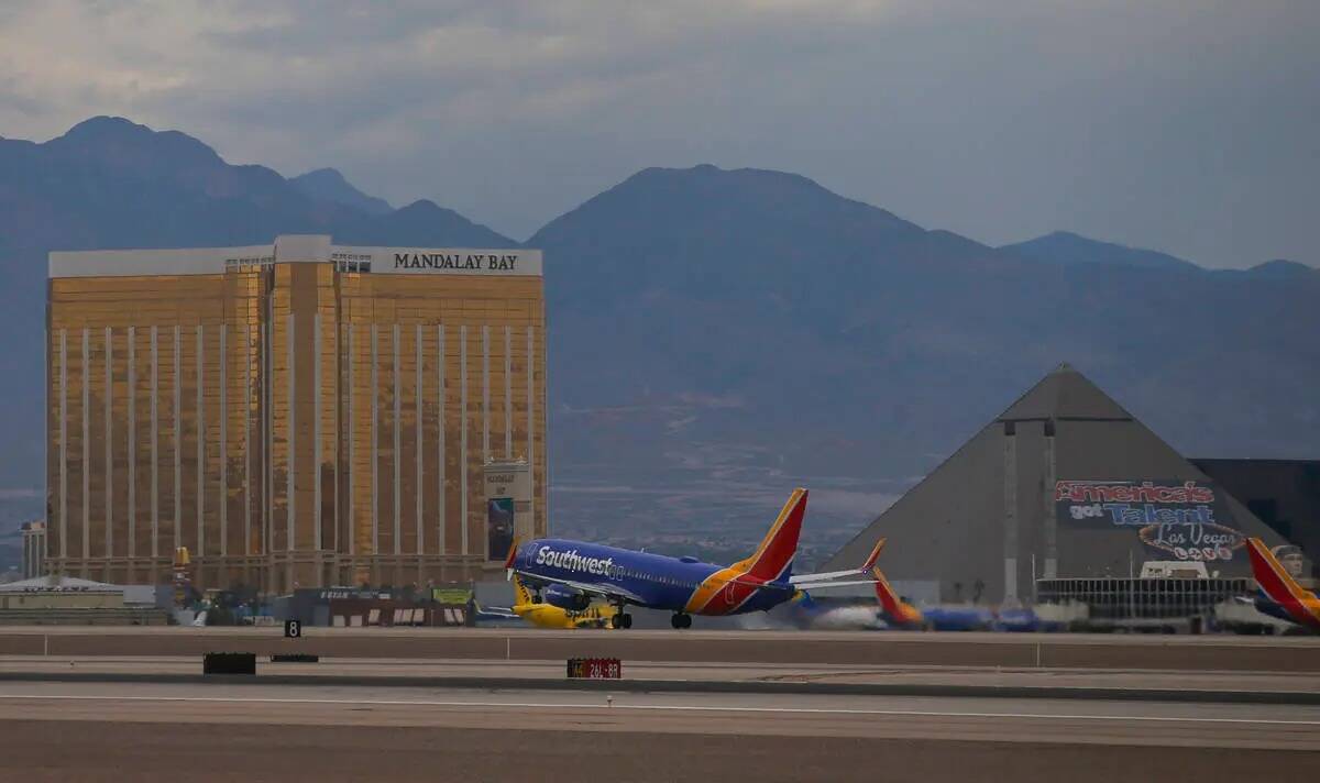 Un avión de Southwest despega en el Aeropuerto Internacional Harry Reid el martes 26 de julio ...
