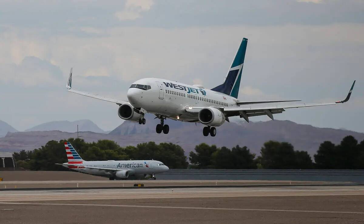 Un avión de WestJet aterriza en el Aeropuerto Internacional Harry Reid el martes 26 de julio d ...