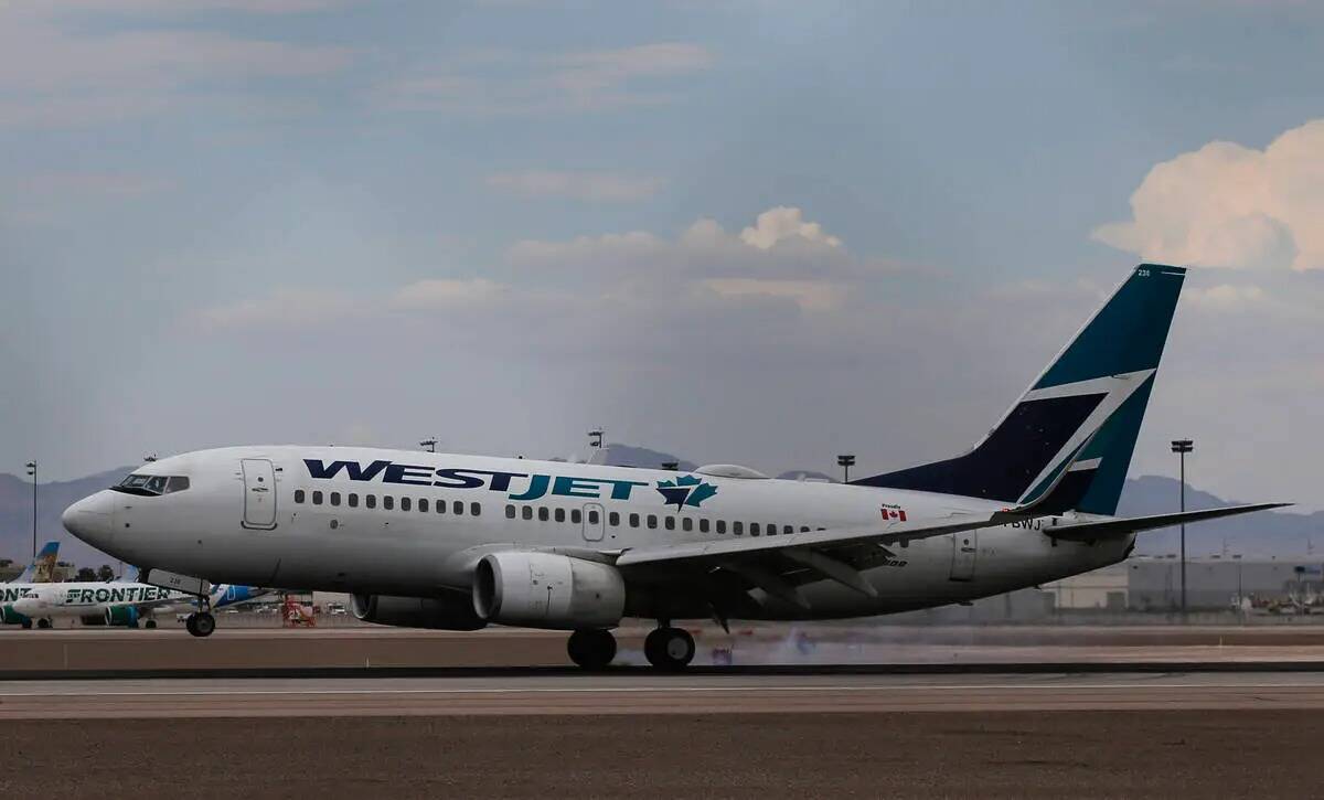 Un avión de WestJet se dirige a una puerta de embarque en el Aeropuerto Internacional Harry Re ...