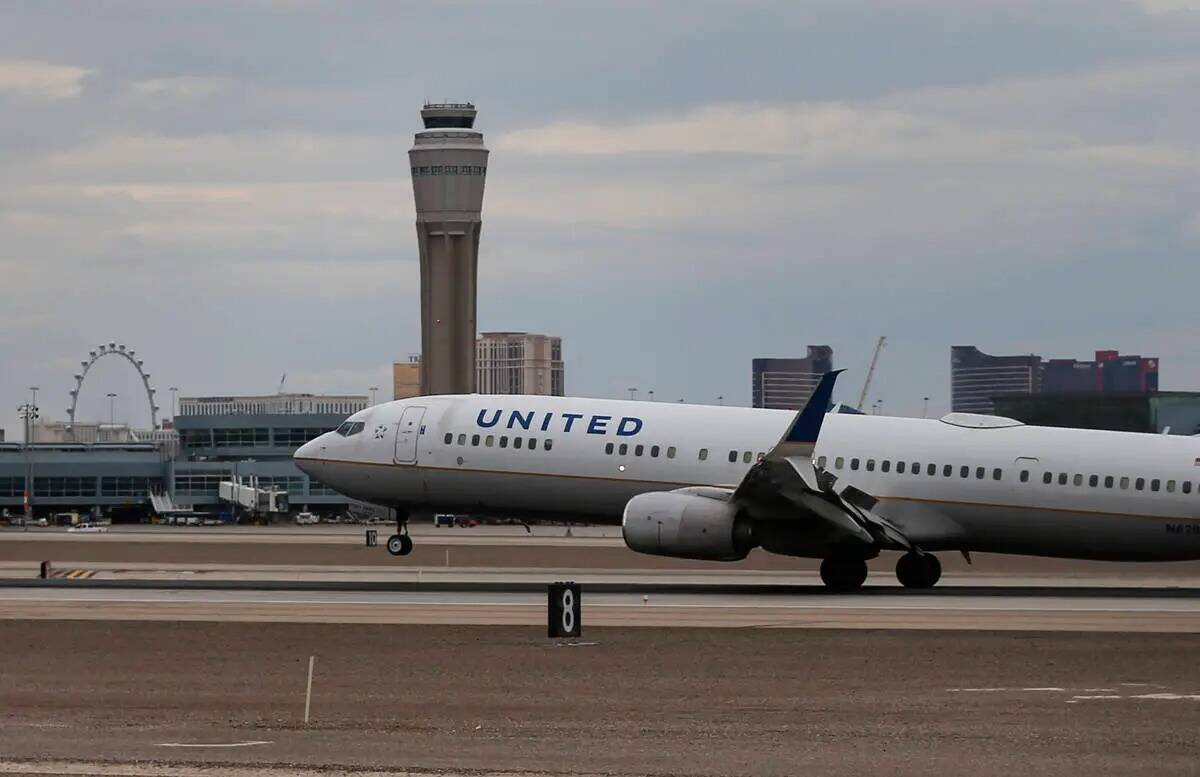 Un avión de United se prepara para salir en el Aeropuerto Internacional Harry Reid el martes 2 ...