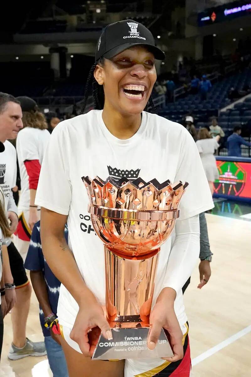 A'ja Wilson, de Las Vegas Aces, lleva la Commissioner’s Cup de la WNBA después de que las Ac ...