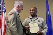 El alguacil del Condado Clark Joe Lombardo entrega el premio "A Safer Las Vegas" al detective W ...