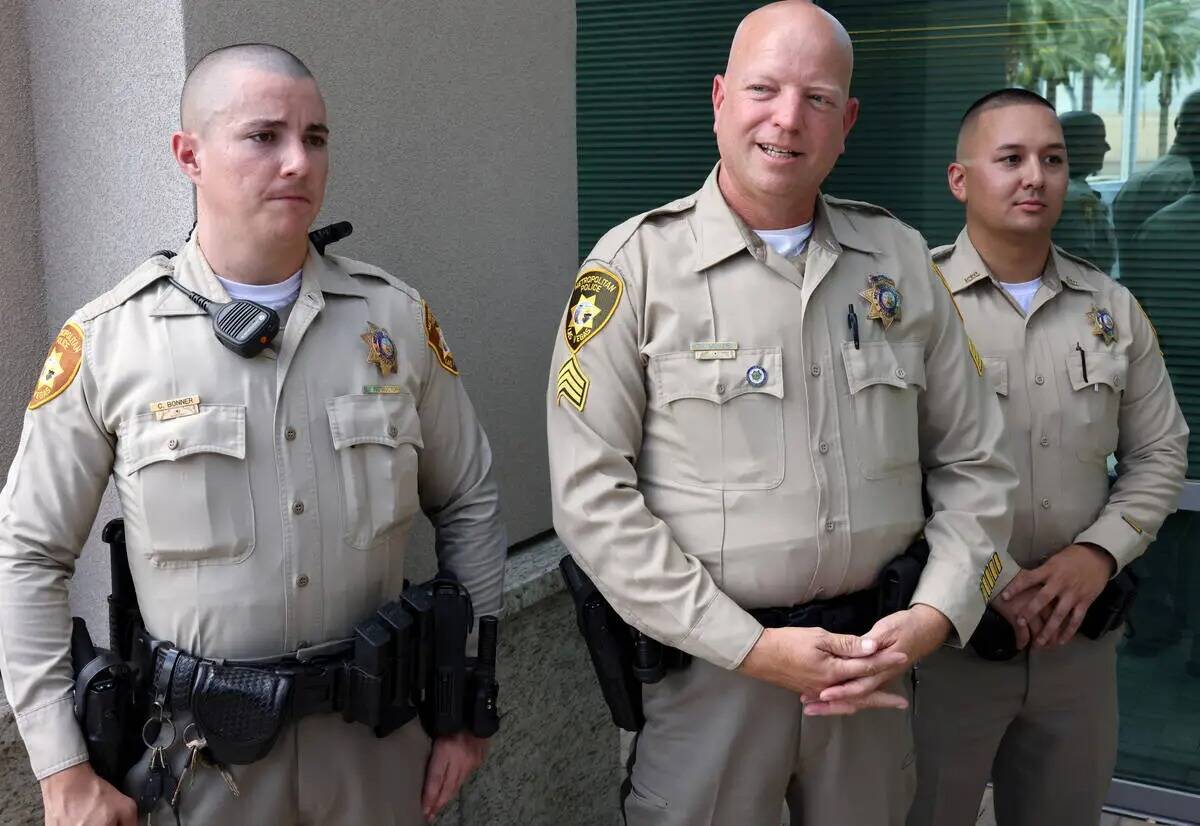 El agente de policía de Las Vegas Cody Bonner, de izquierda a derecha, el sargento Mark Menzie ...