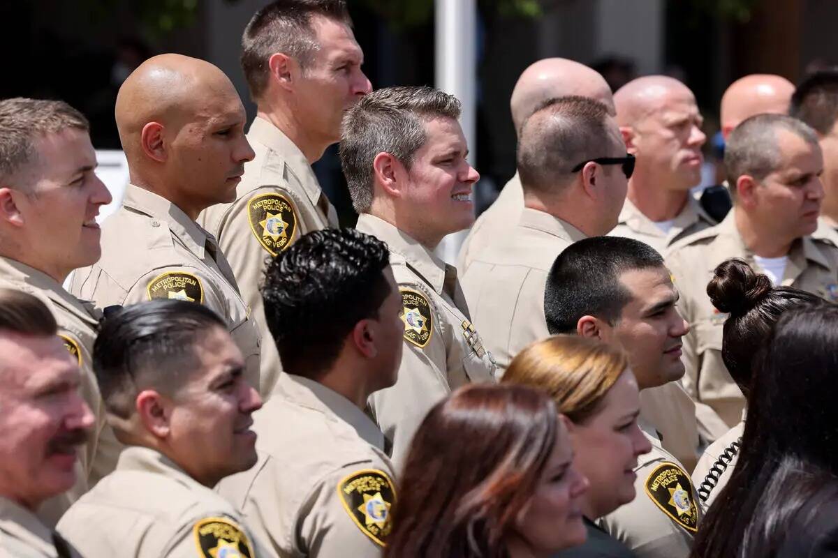 Agentes de policía de Las Vegas posan para una foto después de una ceremonia de reconocimient ...