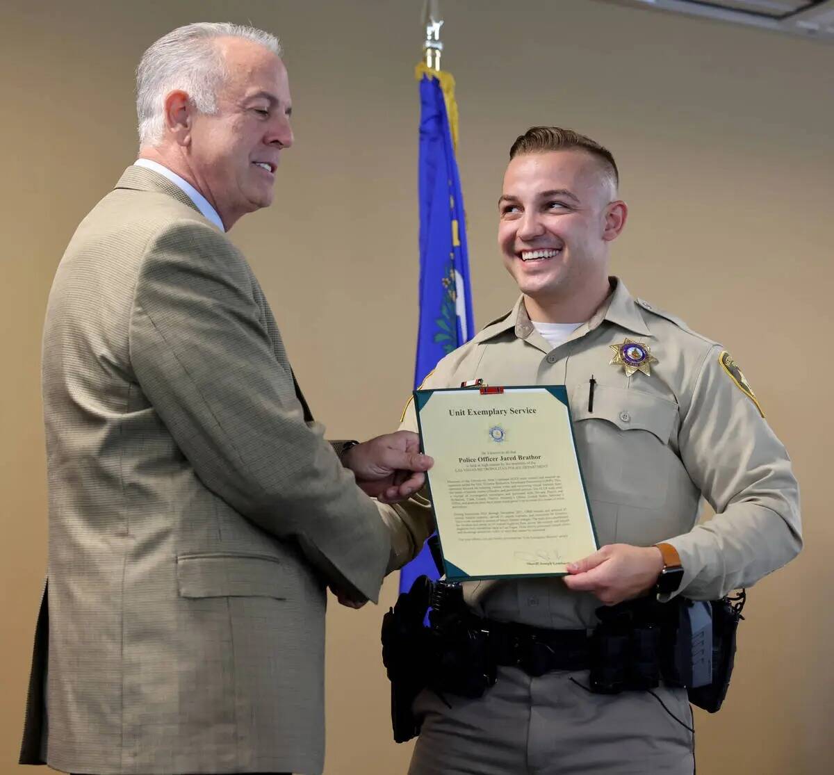 El alguacil del Condado Clark, Joe Lombardo, entrega un premio al Servicio Ejemplar de la Unida ...