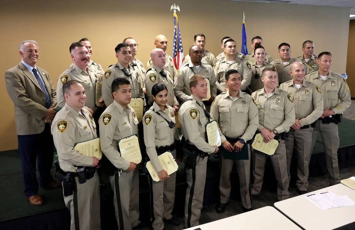 El alguacil del Condado Clark, a la izquierda, entrega los premios "A Safer Las Vegas" a una un ...