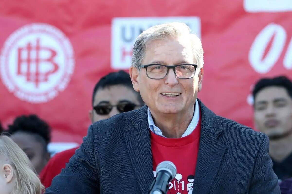 Ted Pappageorge habla durante una conferencia de prensa en Culinary Union Hall en Las Vegas en ...