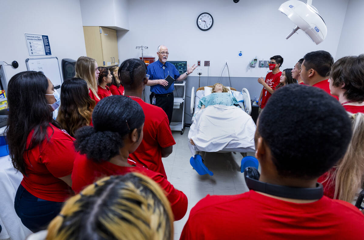 Estudiantes de preparatoria forman parte de curso de enfermería de la UNLV el 13 de julio del ...