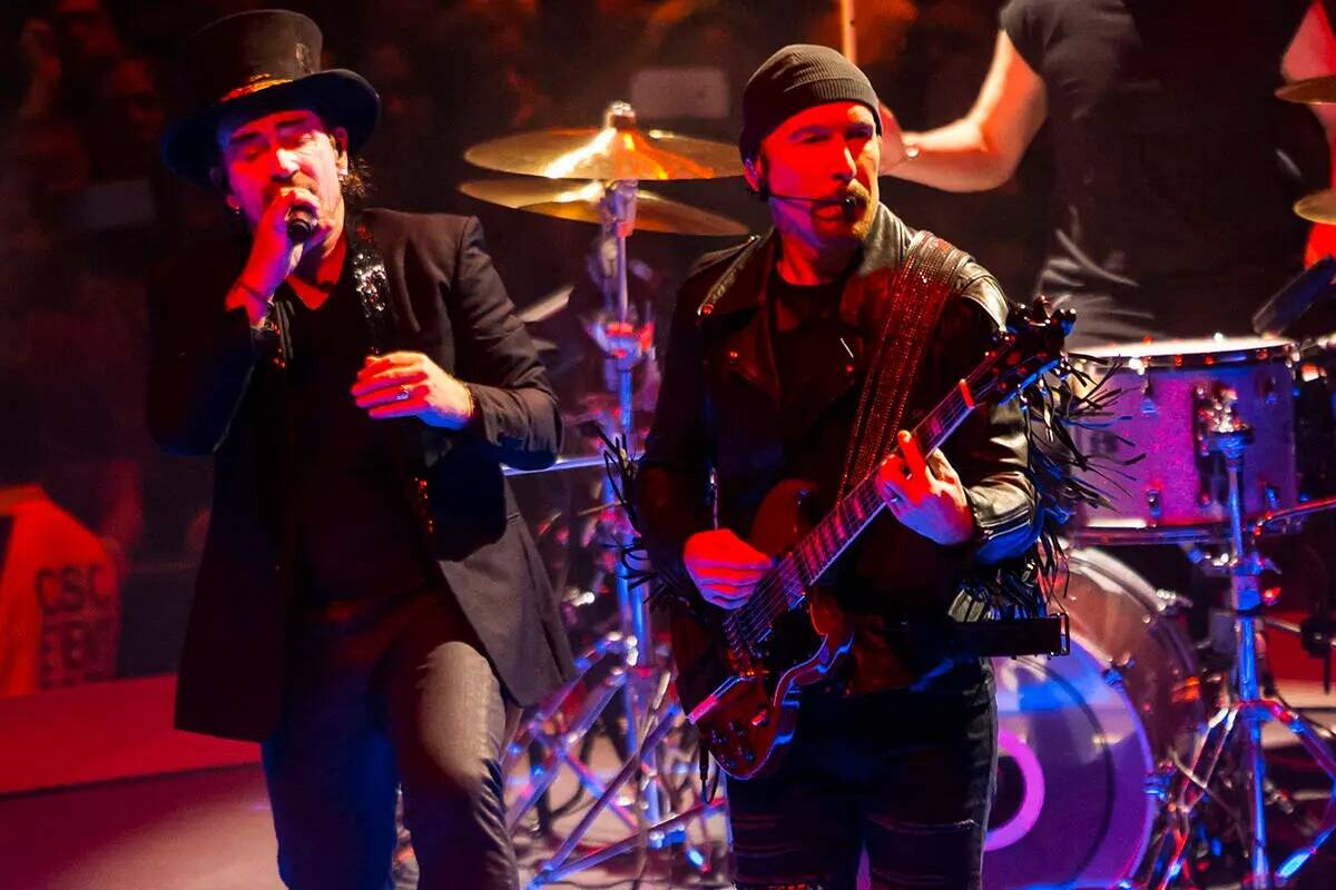 Bono, a la izquierda, y The Edge de U2 se presentan en T-Mobile Arena de Las Vegas el viernes 1 ...
