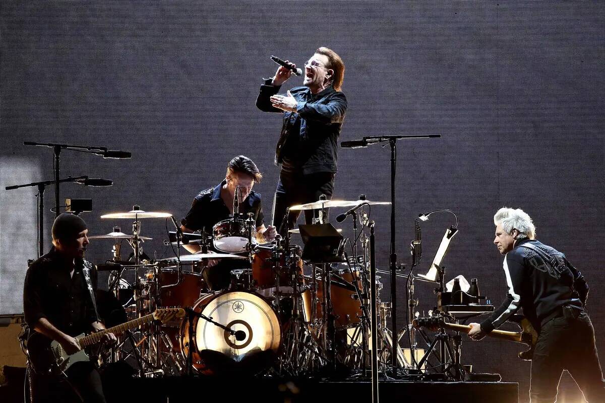 De izquierda a derecha, The Edge, Larry Mullen Jr, Bono y Adam Clayton de U2 se presentan en Go ...
