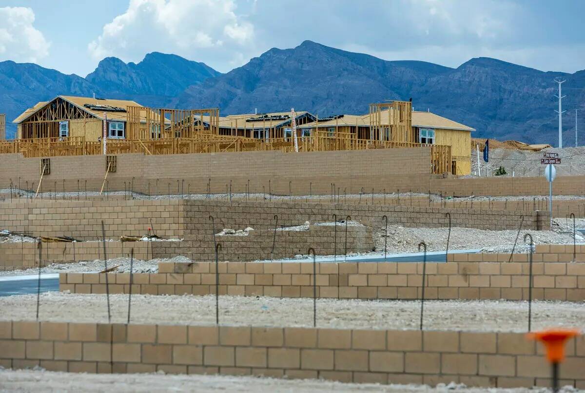 Se preparan más terrenos para la construcción de nuevas viviendas sobre Skye Canyon el miérc ...