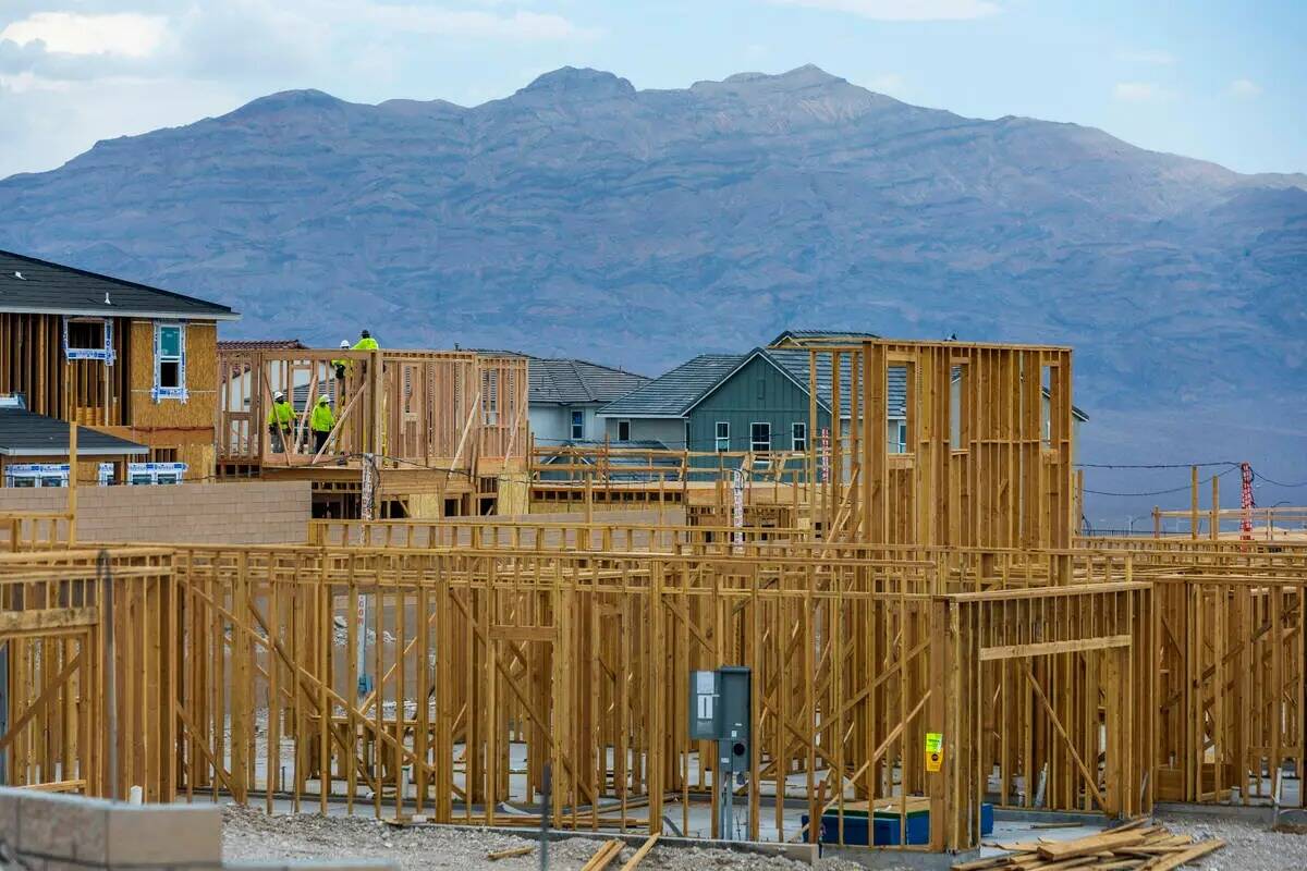 Los trabajadores terminan de enmarcar la construcción de una nueva casa sobre Skye Canyon el m ...