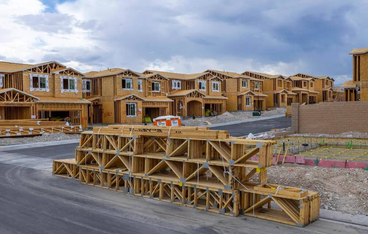 La madera se entrega a una nueva propiedad mientras la construcción de viviendas continúa sob ...