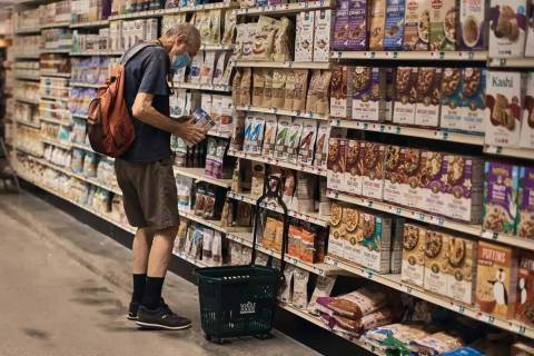 Un hombre compra en un supermercado el miércoles 27 de julio de 2022, en Nueva York. La Reserv ...