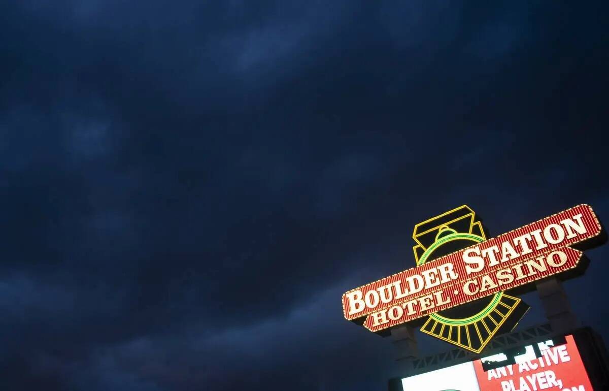 Nubes de tormenta sobre el hotel-casino Boulder Station el miércoles 27 de julio de 2022 en La ...