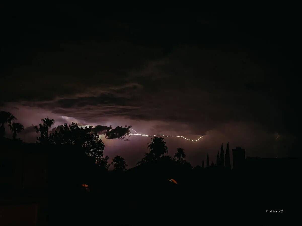 Un rayo en el cielo de Las Vegas el miércoles 27 de julio de 2022. (Samantha Osborn)