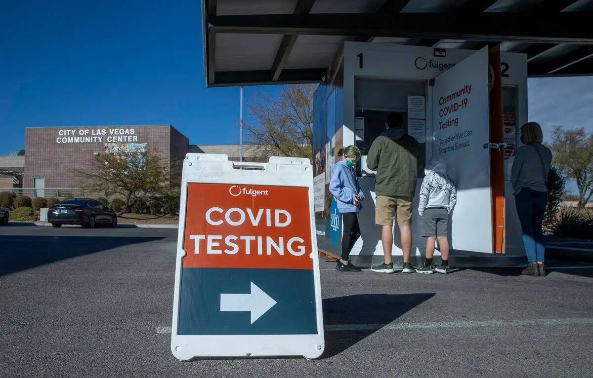 La gente espera y es atendida para las pruebas de COVID-19 en el Veterans Memorial Community Ce ...