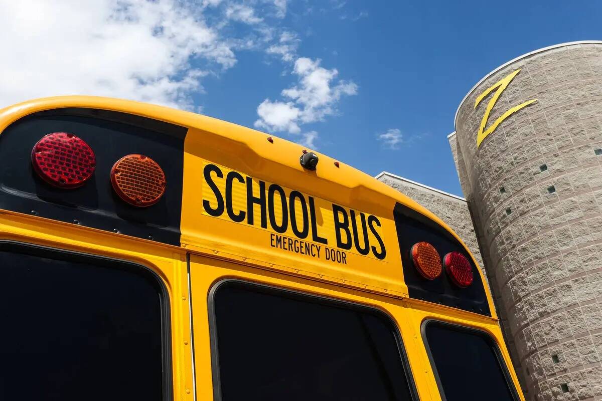 Un autobús escolar equipado con cinco cámaras en el exterior y cuatro en el interior para per ...