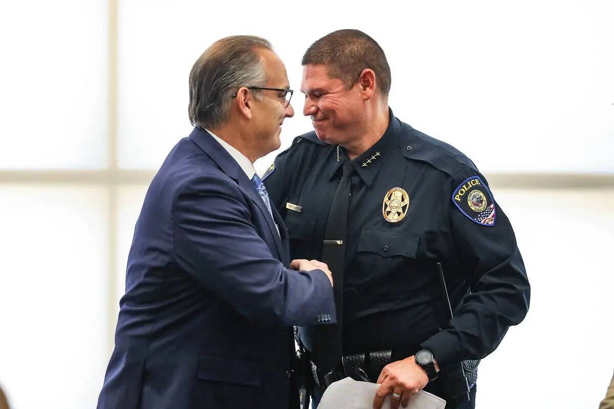 El superintendente Jesús Jara, a la izquierda, estrecha la mano del jefe de policía del distr ...