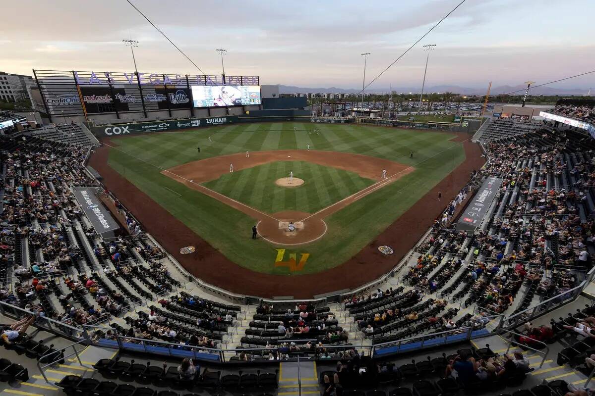 El sol se pone sobre Las Vegas Ballpark durante un partido de béisbol de ligas menores entre R ...