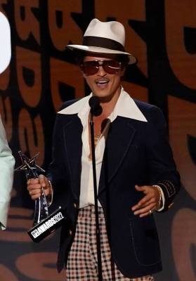 Bruno Mars acepta el premio al álbum del año por "An Evening with Silk Sonic" en los premios ...