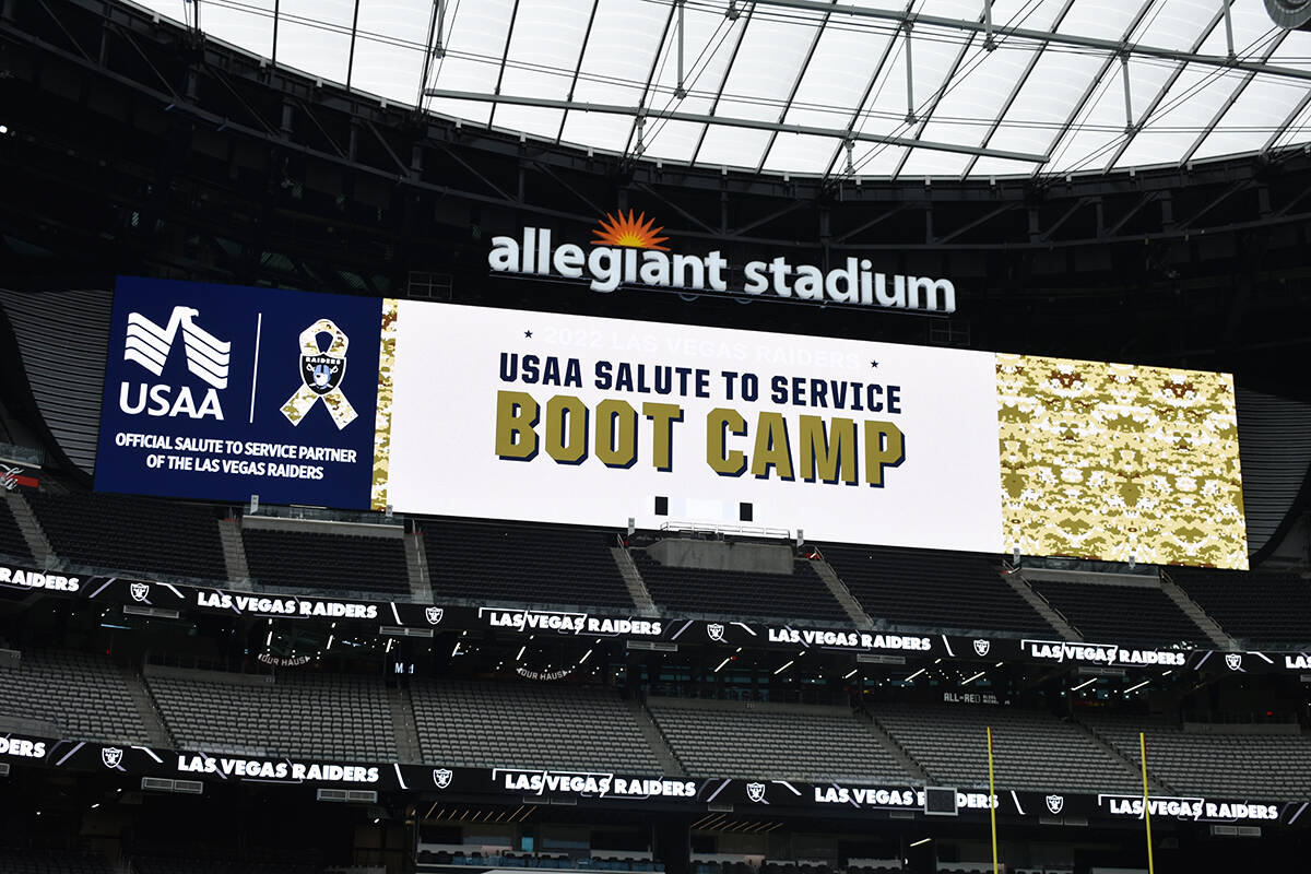La pantalla principal del Allegiant Stadium muestra una imagen de “USAA Salute to Service Boo ...