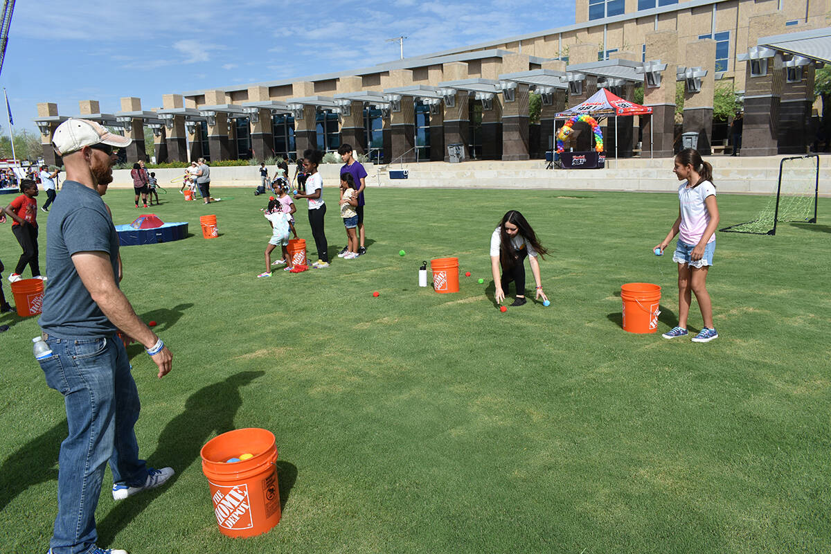 Niños y adolescentes participan en actividades recreativas durante un evento organizado por la ...