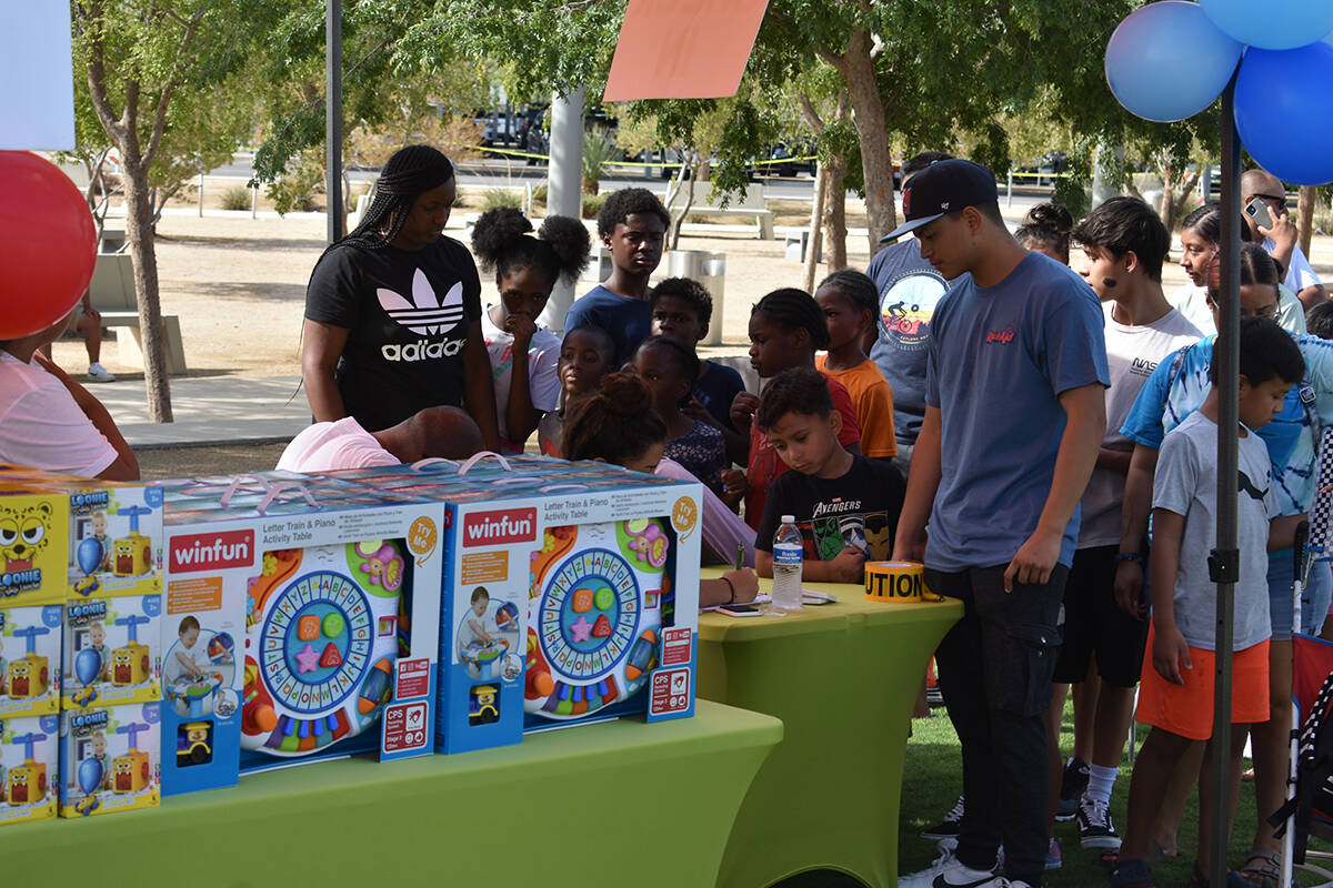 Niños y adolescentes recibieron juguetes gratis en un esfuerzo del Ayuntamiento de North Las V ...
