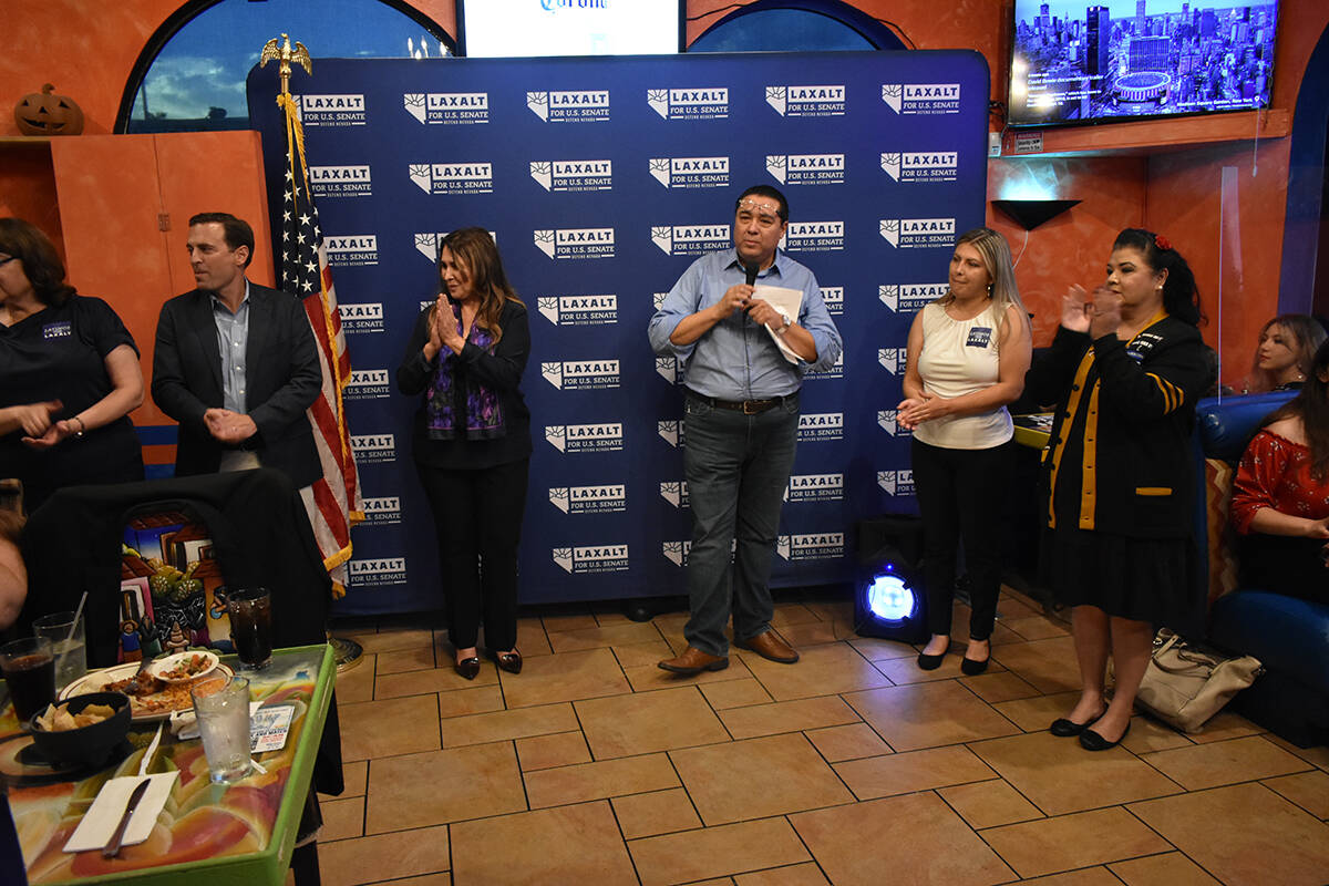 Adam Laxalt conversa con votantes hispanos antes de hablar en un evento de campaña. Jueves 28 ...