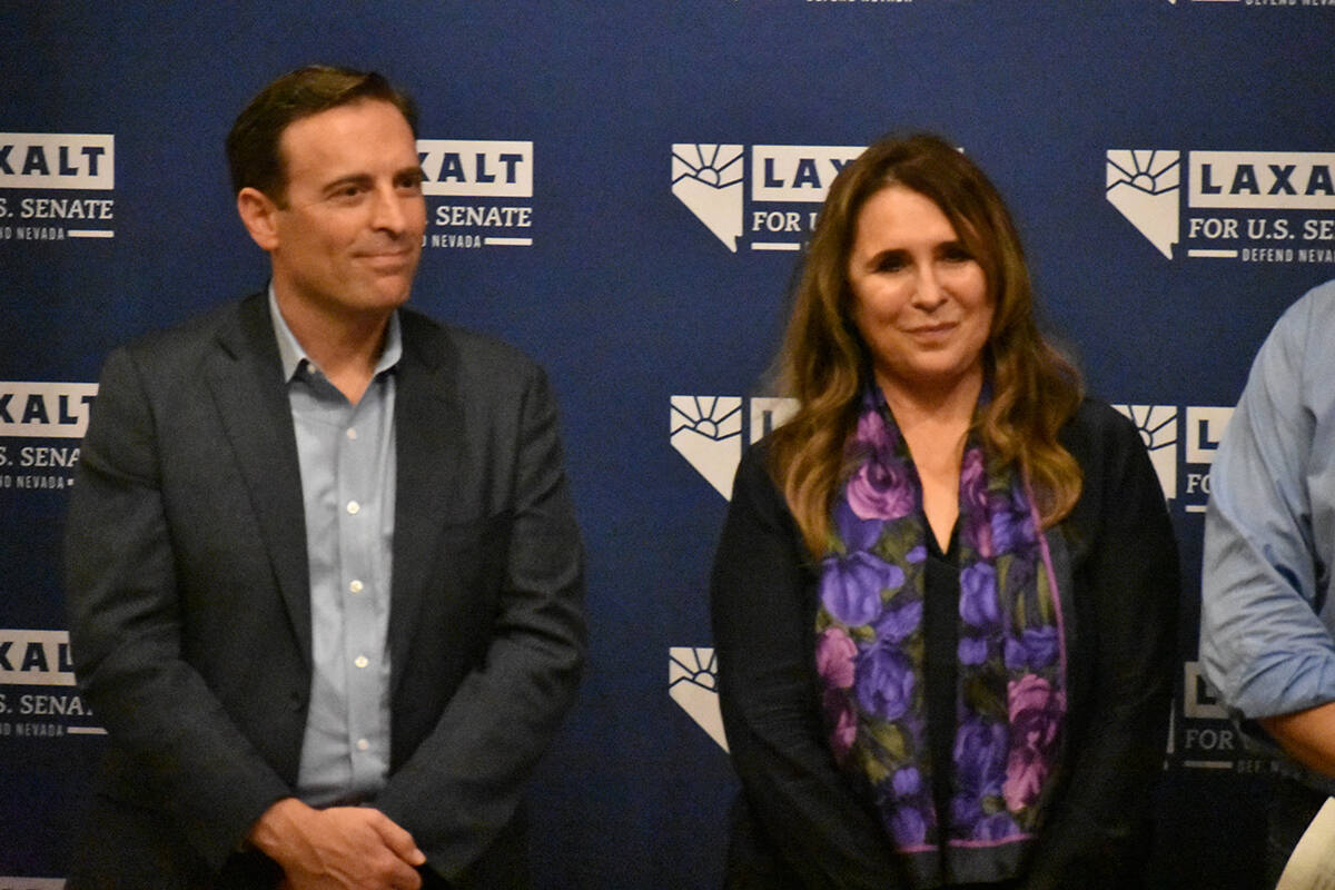 Adam Laxalt y Victoria Seaman participan en un evento de campaña de "Latinos con Laxalt". Juev ...