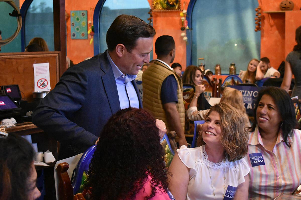 Adam Laxalt conversa con votantes hispanos antes de hablar en un evento de campaña. Jueves 28 ...