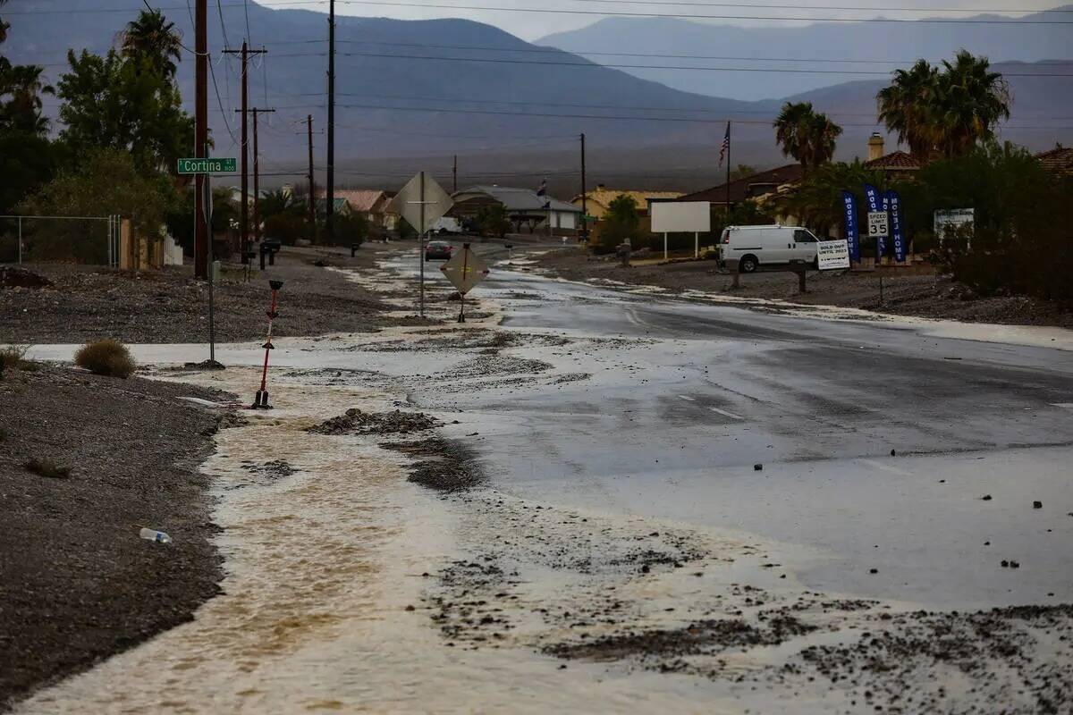Una carretera arrasada por las inundaciones repentinas del monzón en Pahrump, Nevada, el domin ...