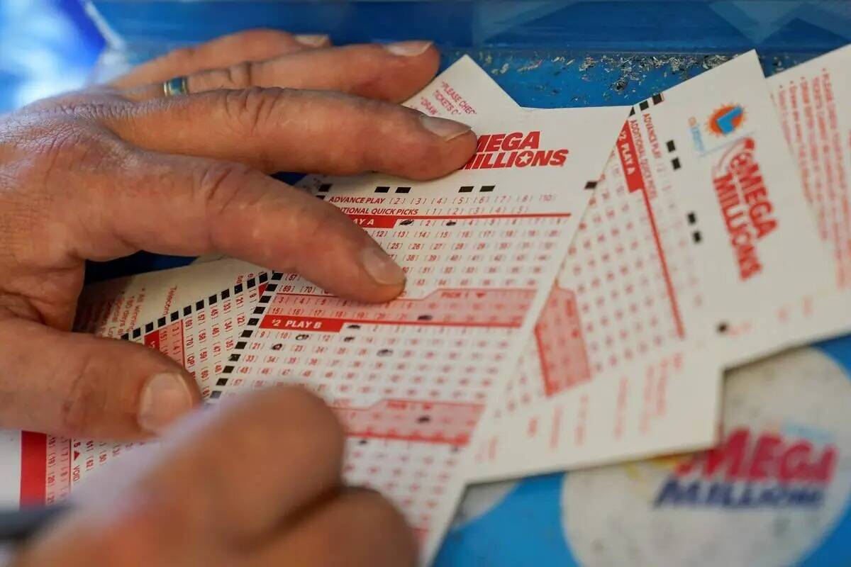 Gordon Midvale llena un boleto de lotería dentro de una tienda 7-Eleven en Oakland, California ...
