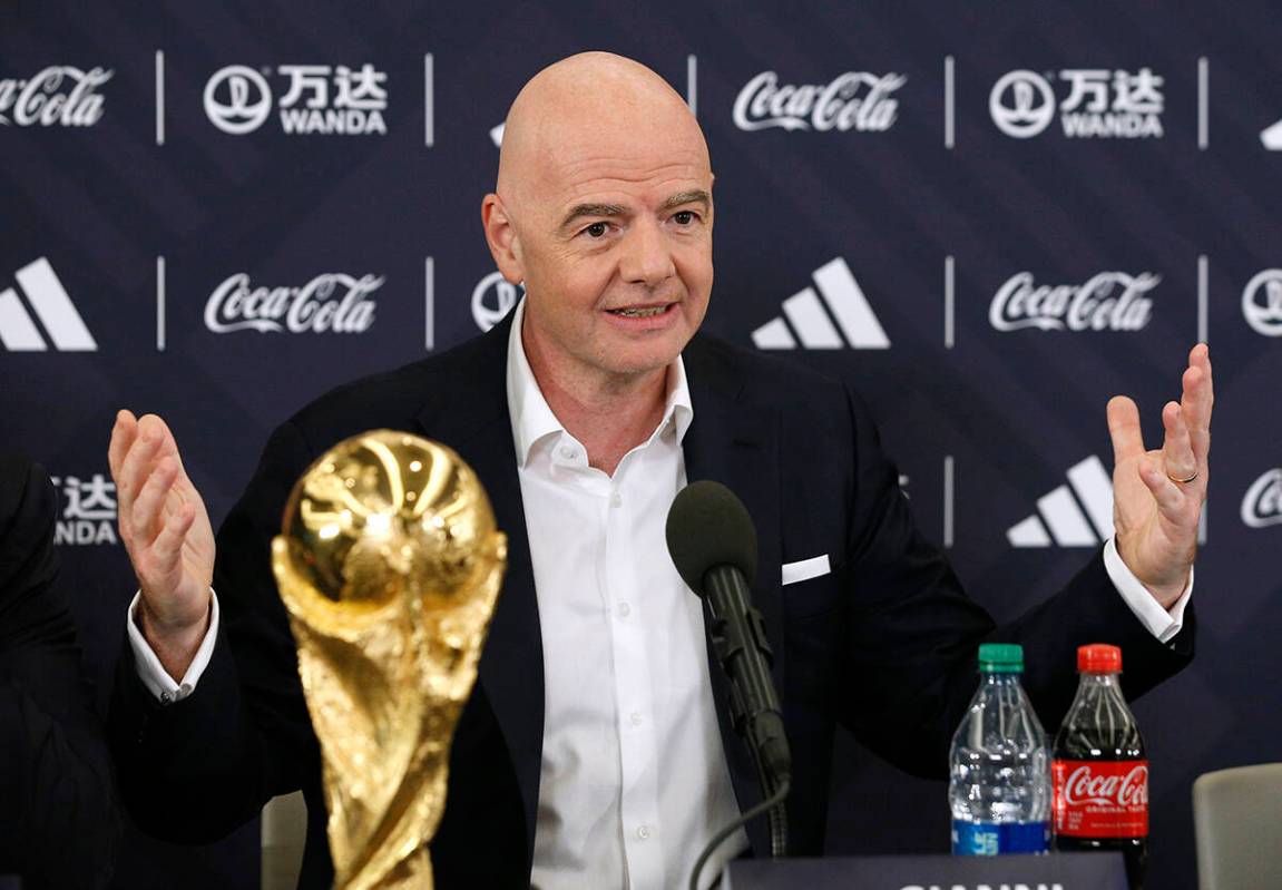 El presidente de la FIFA Gianni Infantino responde preguntas en una conferencia de prensa sobre ...