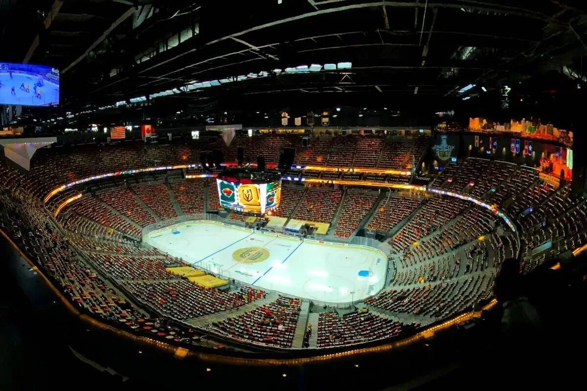 Los asientos comienzan a llenarse antes del primer periodo de un partido de playoffs de la NHL ...