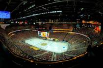 Los asientos comienzan a llenarse antes del primer periodo de un partido de playoffs de la NHL ...