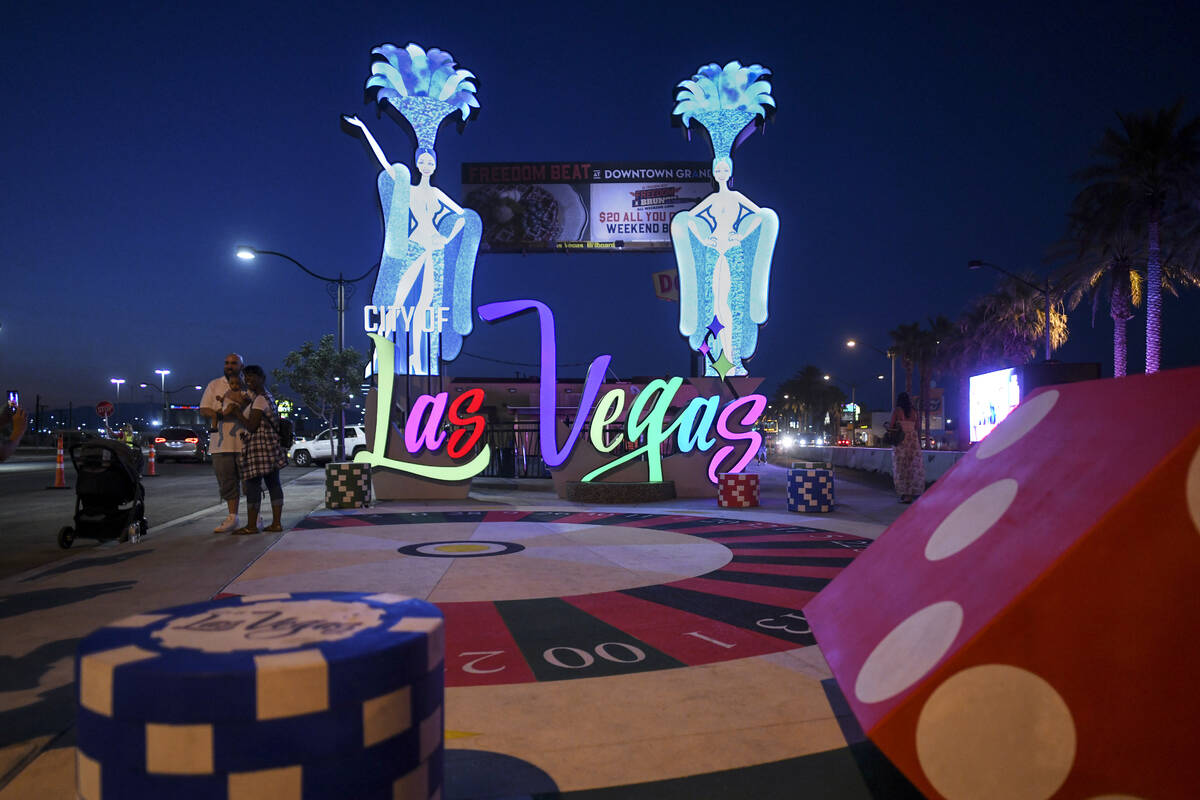 Un nuevo letrero de entrada a Las Vegas se enciende después de su inauguración el martes 7 de ...