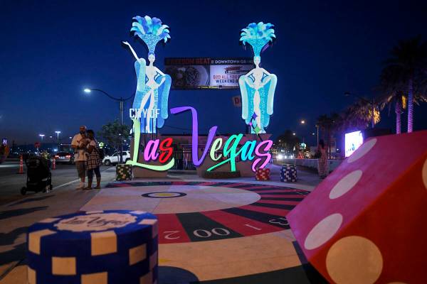 Un nuevo letrero de entrada a Las Vegas se enciende después de su inauguración el martes 7 de ...