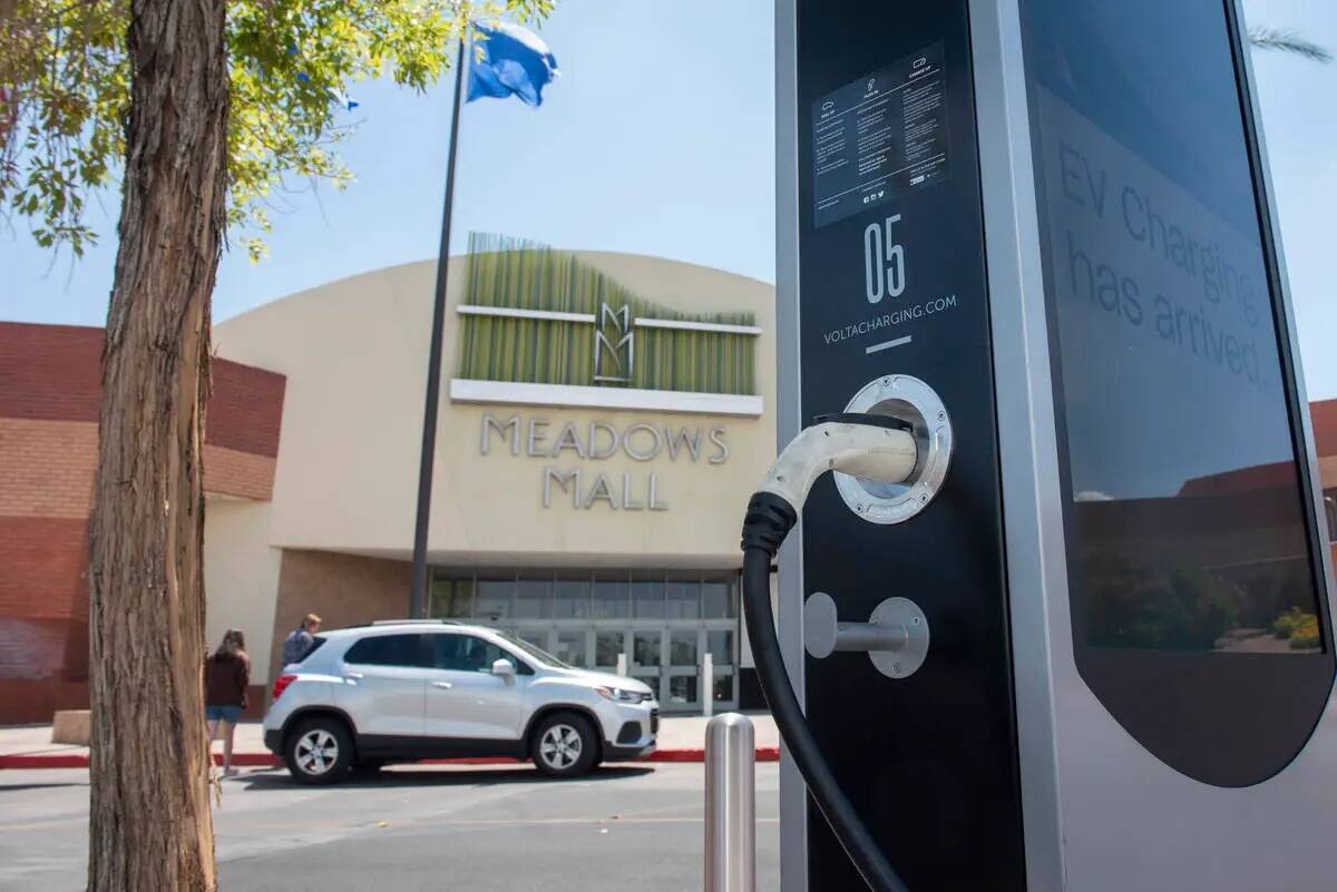 Cargadores de vehículos eléctricos en el Meadows Mall el martes 2 de agosto de 2022, en Las V ...