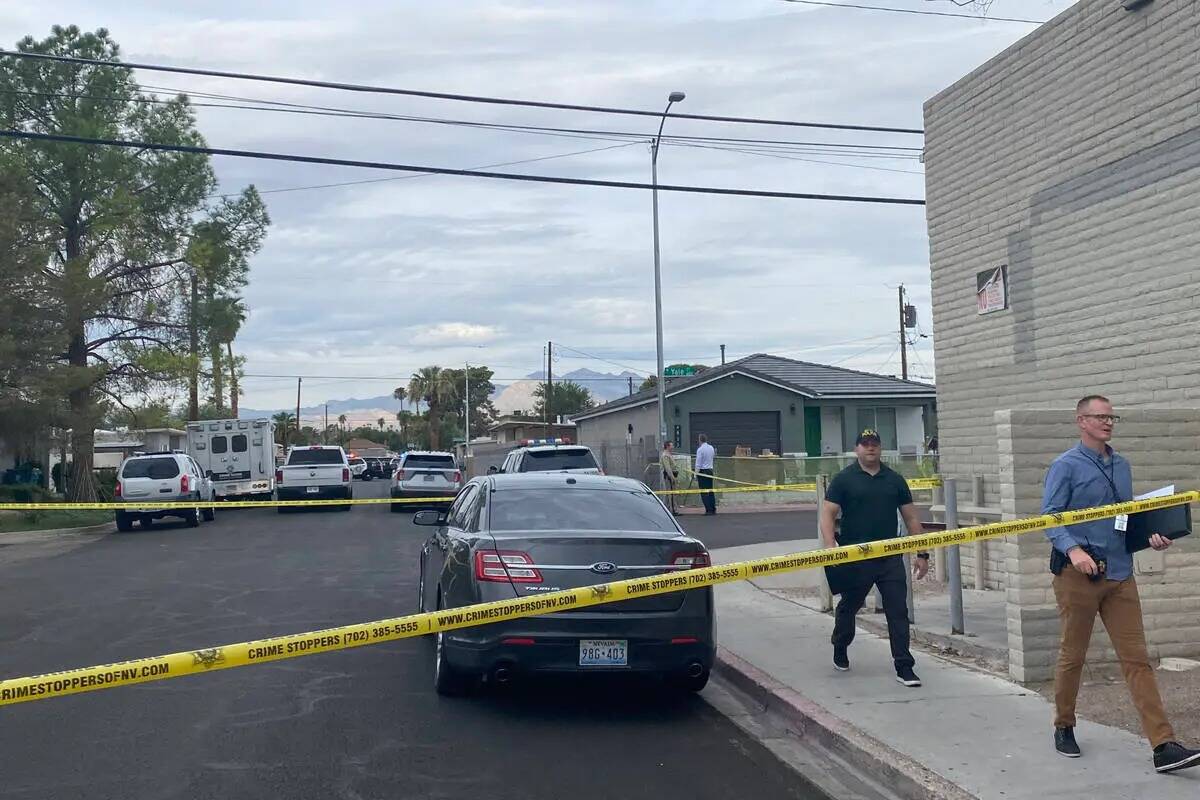 La policía de Las Vegas investiga un homicidio en la cuadra 600 de Yale Street, cerca de Washi ...