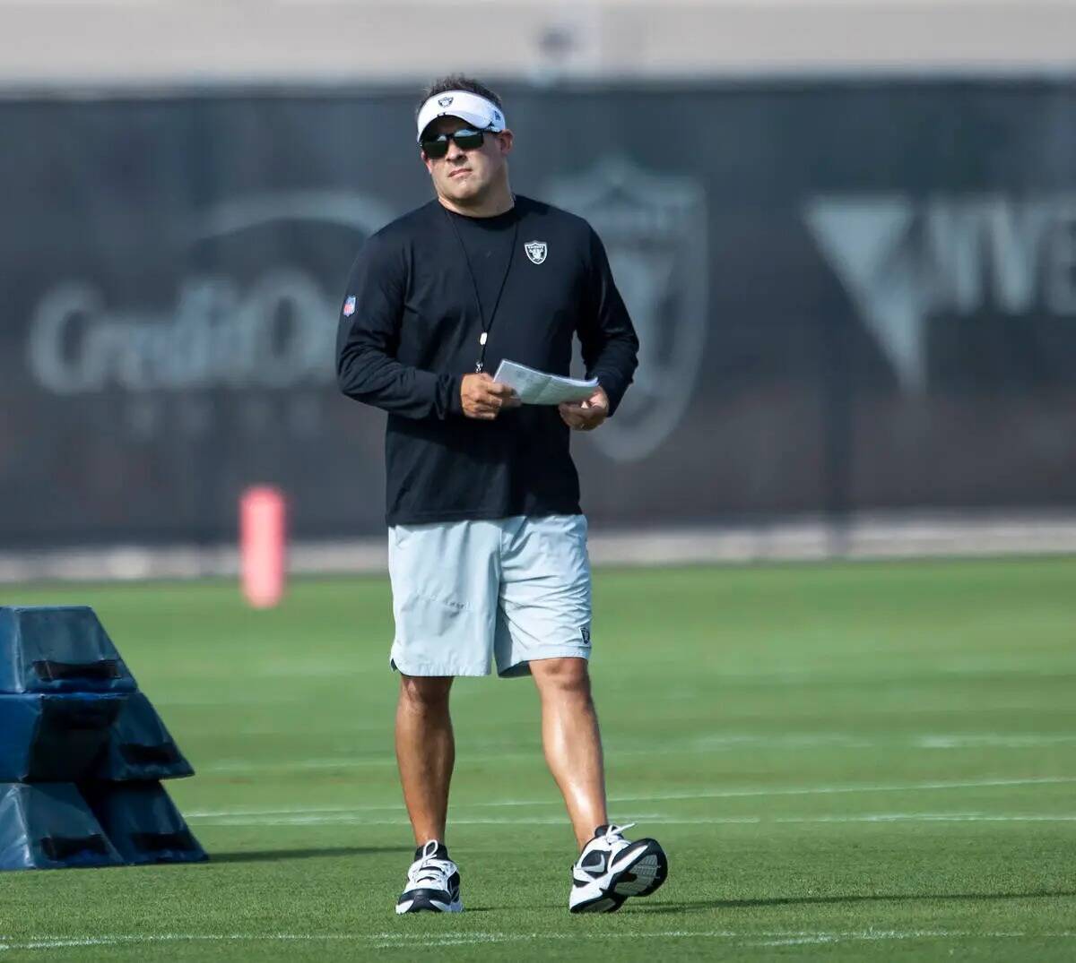 El entrenador de los Raiders, Josh McDaniels, camina por el campo durante la práctica del camp ...