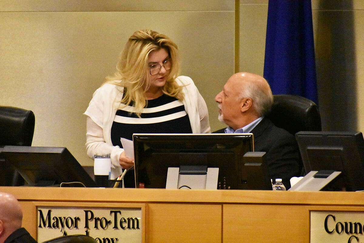 La concejal Michele Fiore conversa con el vicealcalde Stavros Anthony durante una sesión del C ...