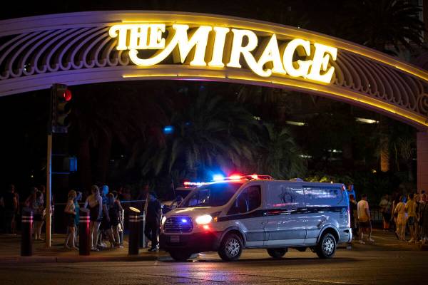 Policía Metropolitana de Las Vegas fuera del hotel y casino Mirage tras disparo dentro de la p ...