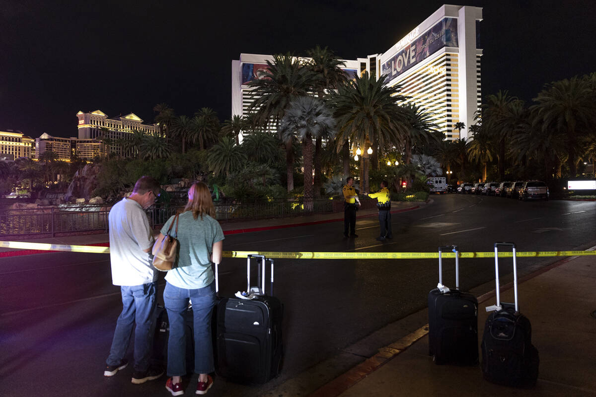 Huéspedes del Mirage esperan mientras Policía investiga tiroteo fatal dentro del hotel y casi ...