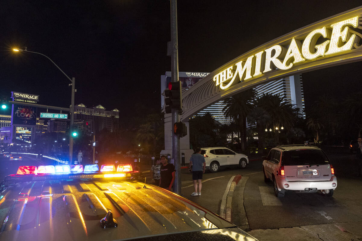 Policía Metropolitana de Las Vegas fuera del hotel y casino Mirage tras disparo dentro de la p ...