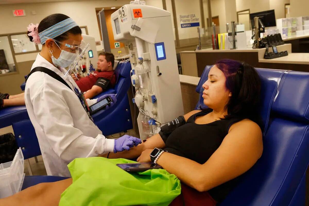 Tracy Hernández de Las Vegas, a la derecha, dona su plasma en Grifols Biomat USA Plasma Center ...