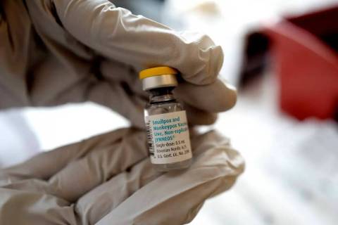 La farmacéutica registrada Sapana Patel sostiene un frasco de vacuna contra la viruela del mon ...