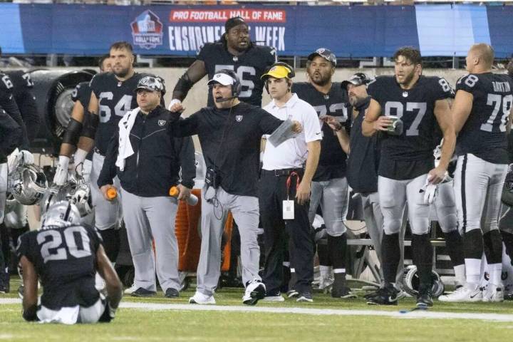 El entrenador de los Raiders, Josh McDaniels, aplaude después de que el equipo consiga una rec ...