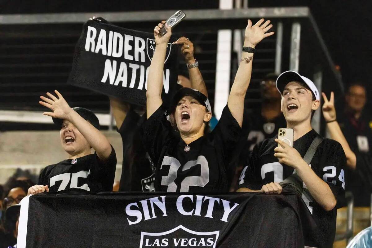 Los aficionados de los Raiders animan durante la primera mitad del partido del Salón de la Fam ...