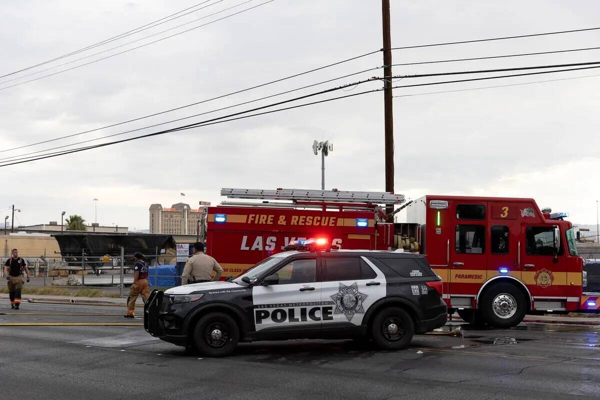 La Policía Metropolitana responde mientras los equipos de bomberos de Las Vegas apagan un ince ...